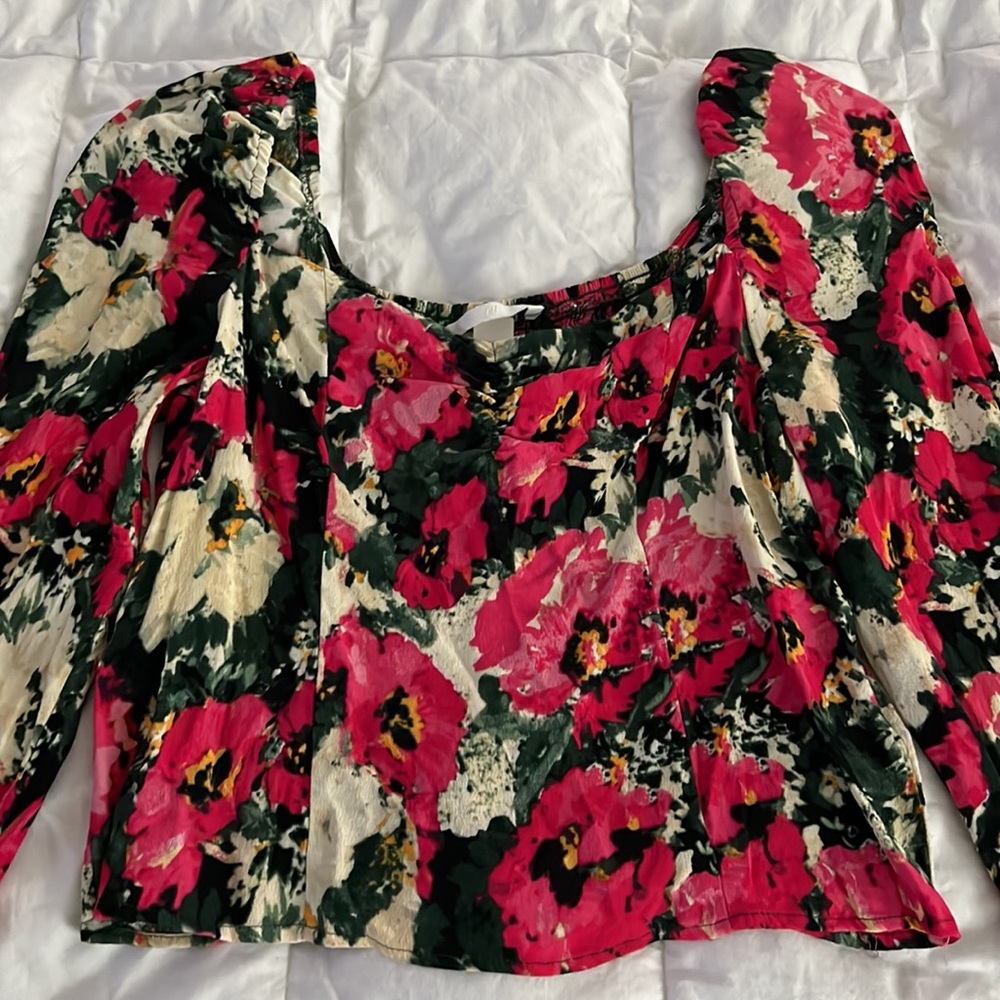 H&M floral puff sleeve blouse - size medium
